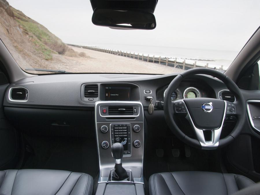  Volvo V60 D3 2010 года  (UK) (фото 16 из 21)